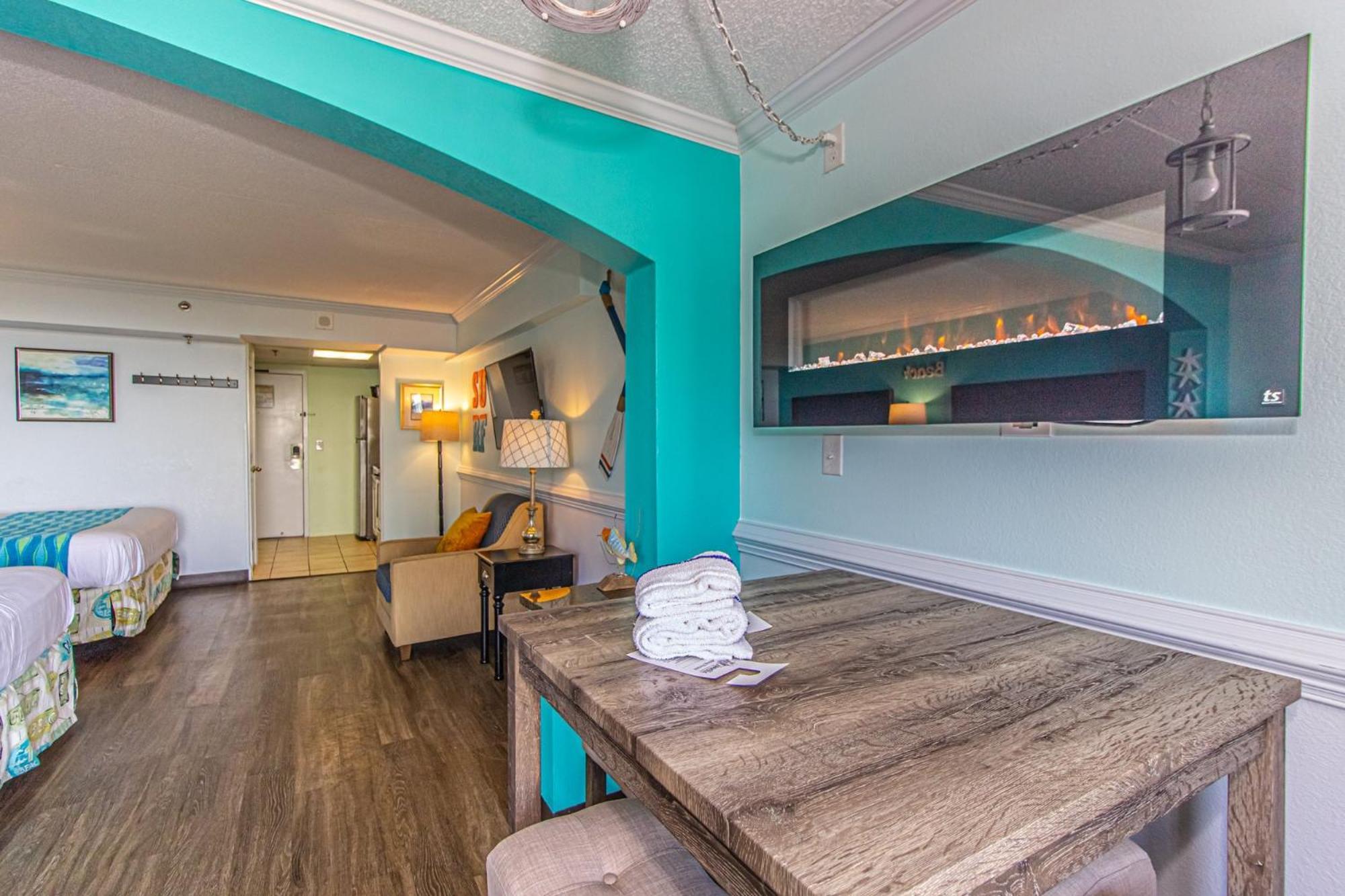 Oversized Ocean View Queen Suite With Beautiful Fireplace And Accents - Sleeps 4 Guests! 默特尔比奇 客房 照片