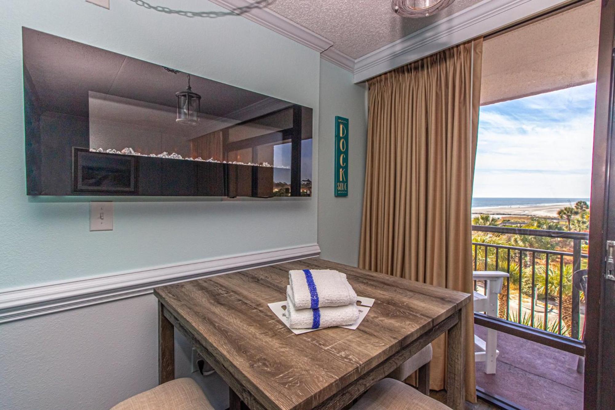 Oversized Ocean View Queen Suite With Beautiful Fireplace And Accents - Sleeps 4 Guests! 默特尔比奇 客房 照片